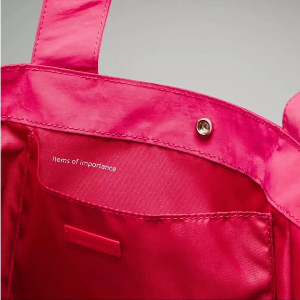NWT 🍋 Lululemon Raspberry Coulis Side Cinch Shopper Bag